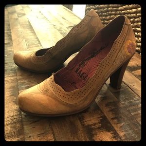 Italian leather heels embroidered sz4.5 Like new